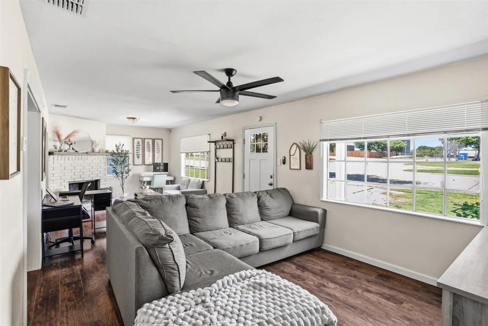 516 E Wintergreen Road DeSoto, TX 75115