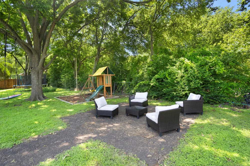 516 E Wintergreen Road DeSoto, TX 75115