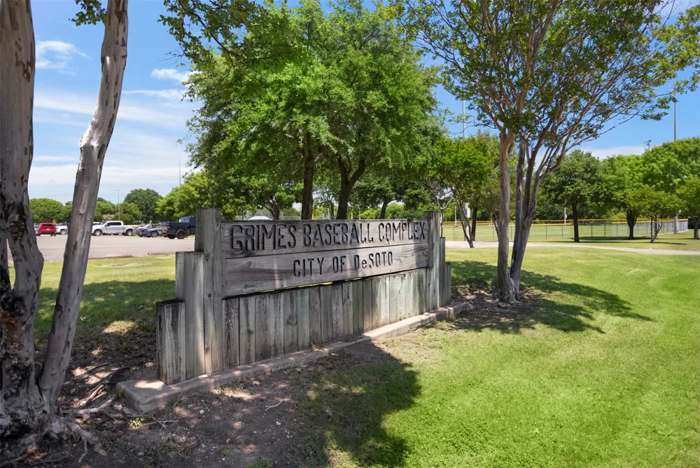 516 E Wintergreen Road DeSoto, TX 75115