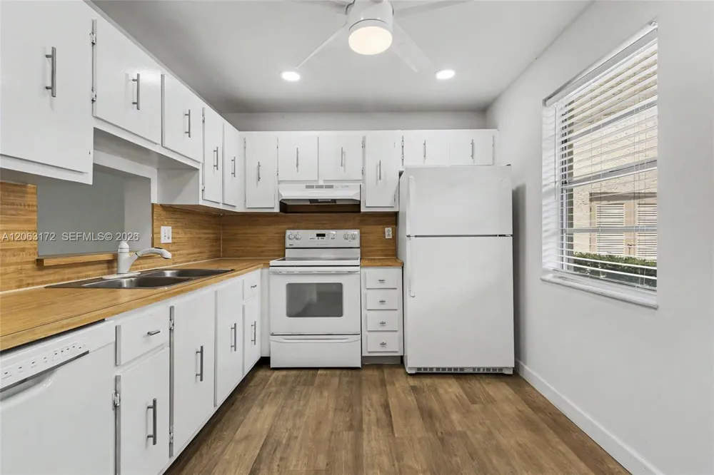 414 SE 10th St #103 Dania Beach, FL 33004