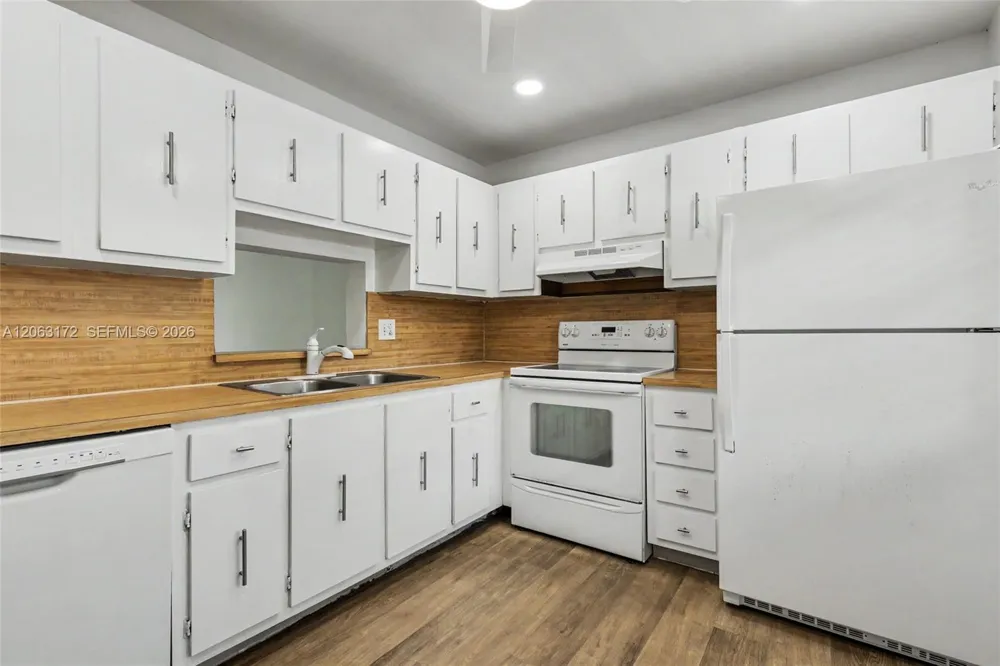 414 SE 10th St #103 Dania Beach, FL 33004