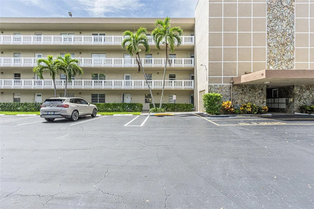 414 SE 10th St #103 Dania Beach, FL 33004