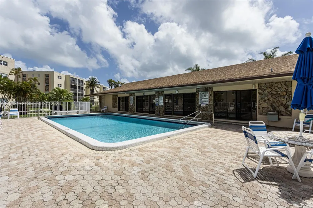 414 SE 10th St #103 Dania Beach, FL 33004