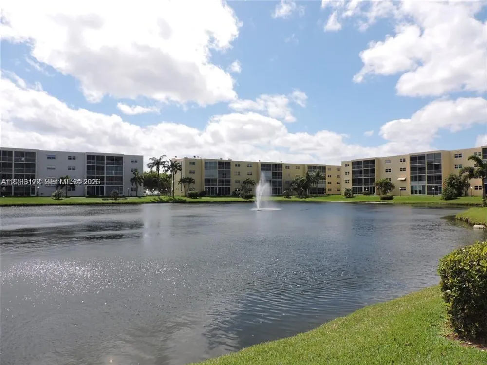 414 SE 10th St #103 Dania Beach, FL 33004