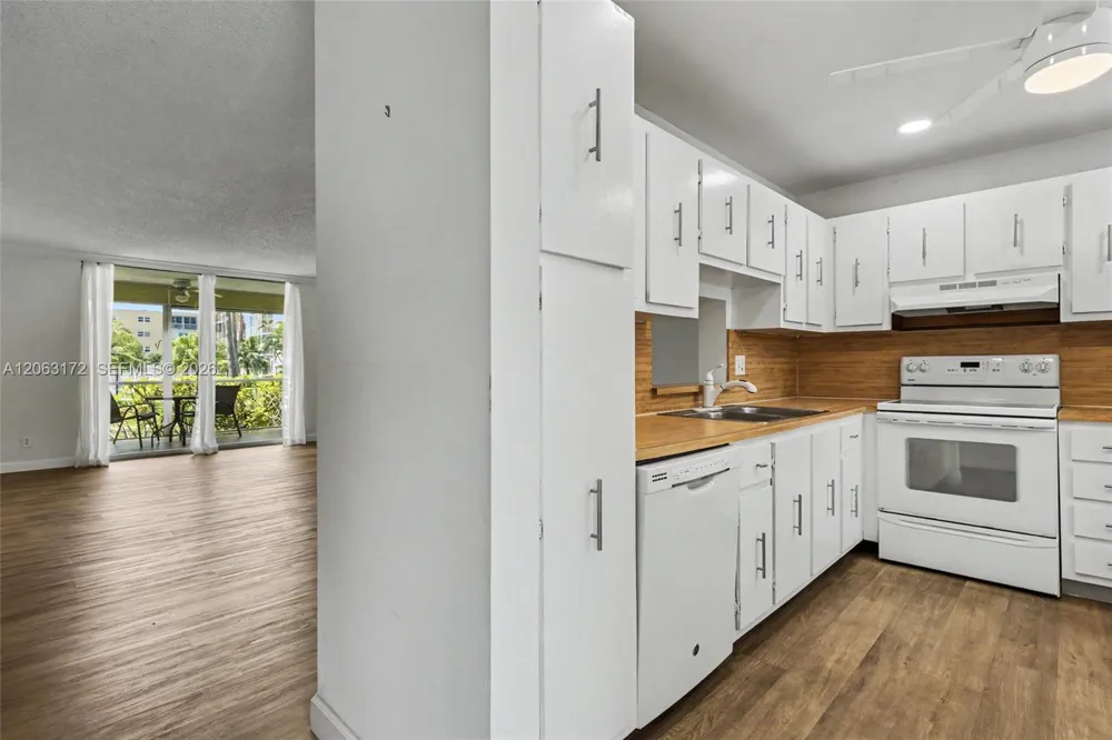 414 SE 10th St #103 Dania Beach, FL 33004