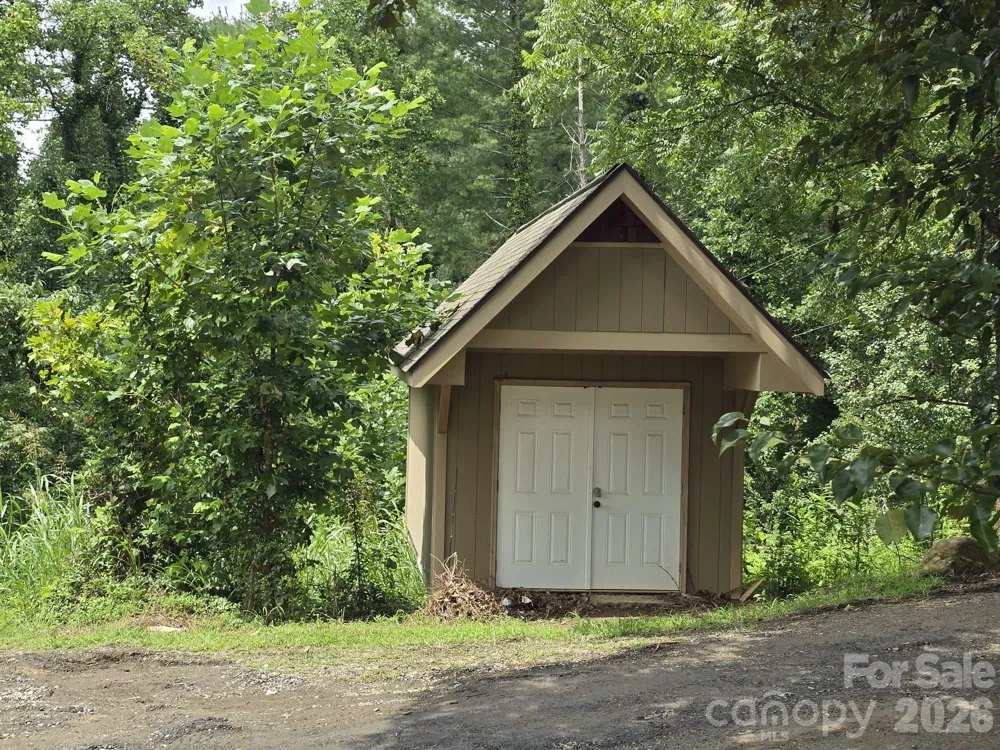 98 Tom Arthur Lane Leicester, NC 28753