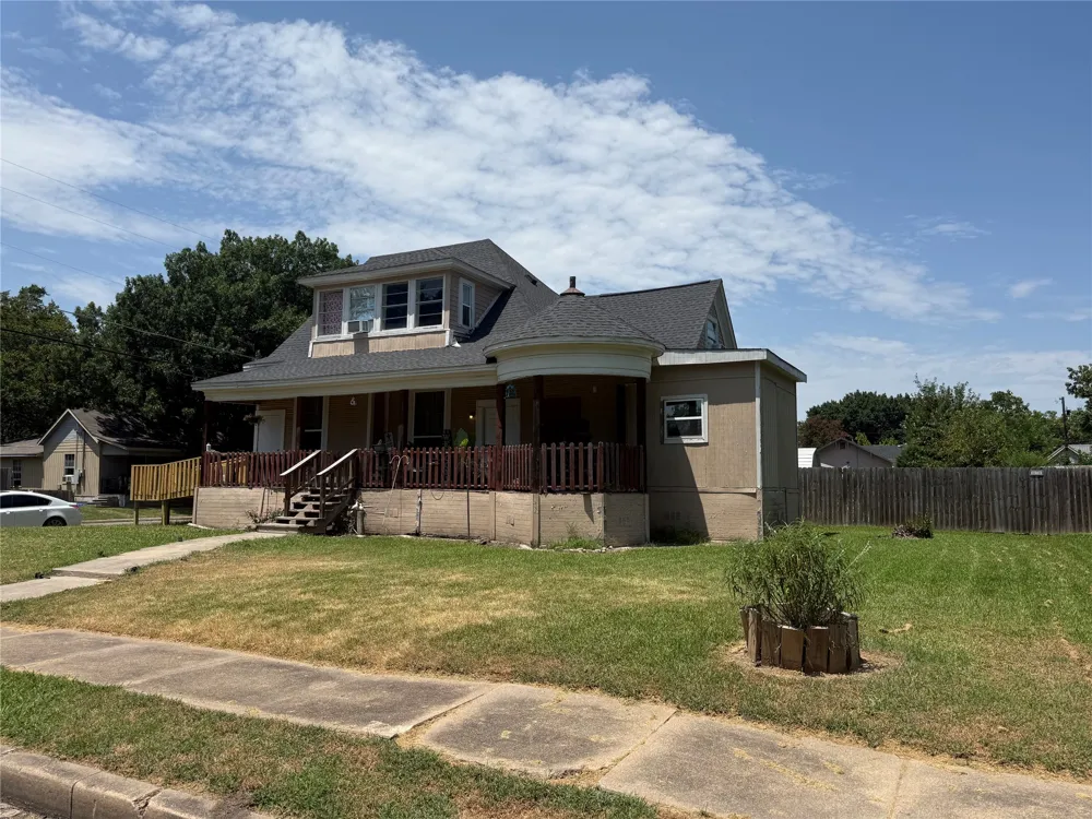 610 W 6th Street Bonham, TX 75418
