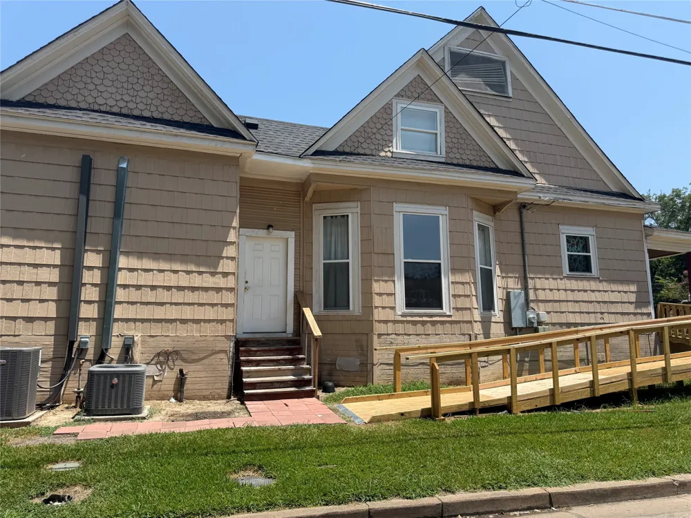 610 W 6th Street Bonham, TX 75418