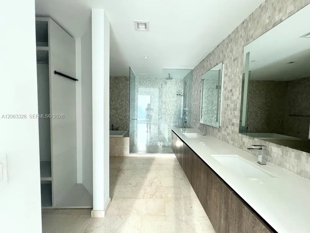 68 SE 6th St #3810 Miami, FL 33131