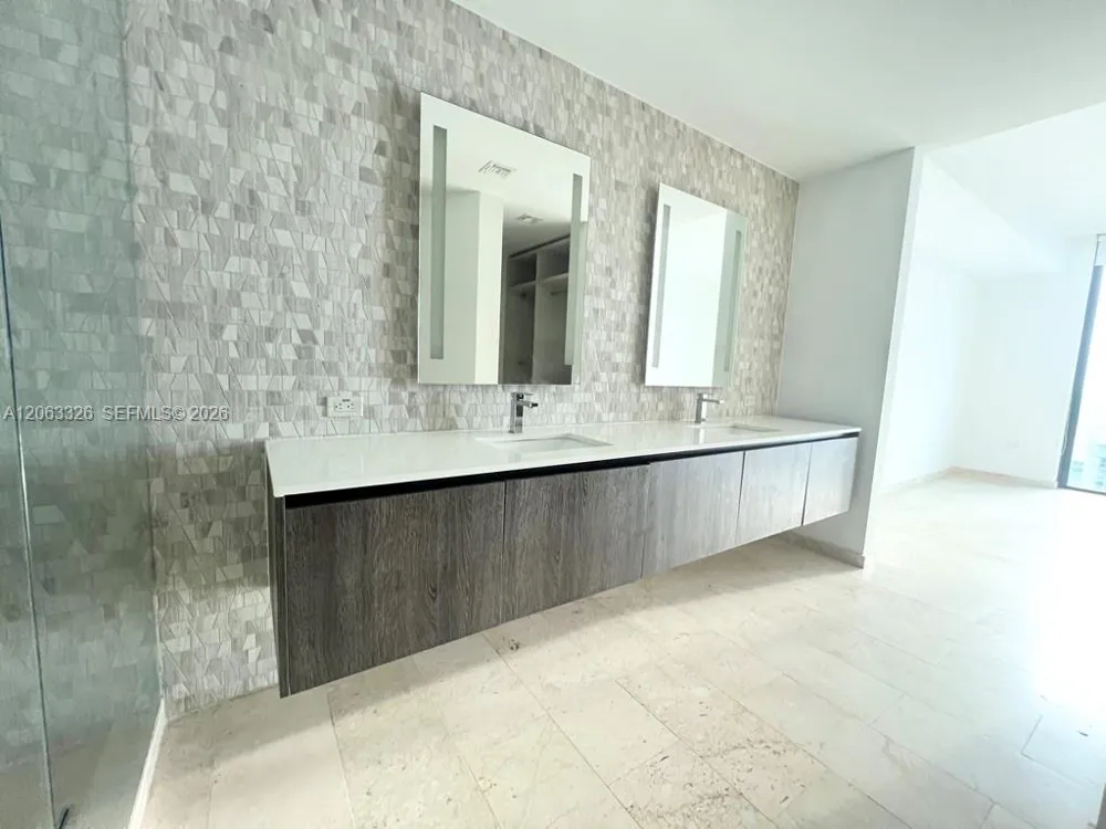 68 SE 6th St #3810 Miami, FL 33131