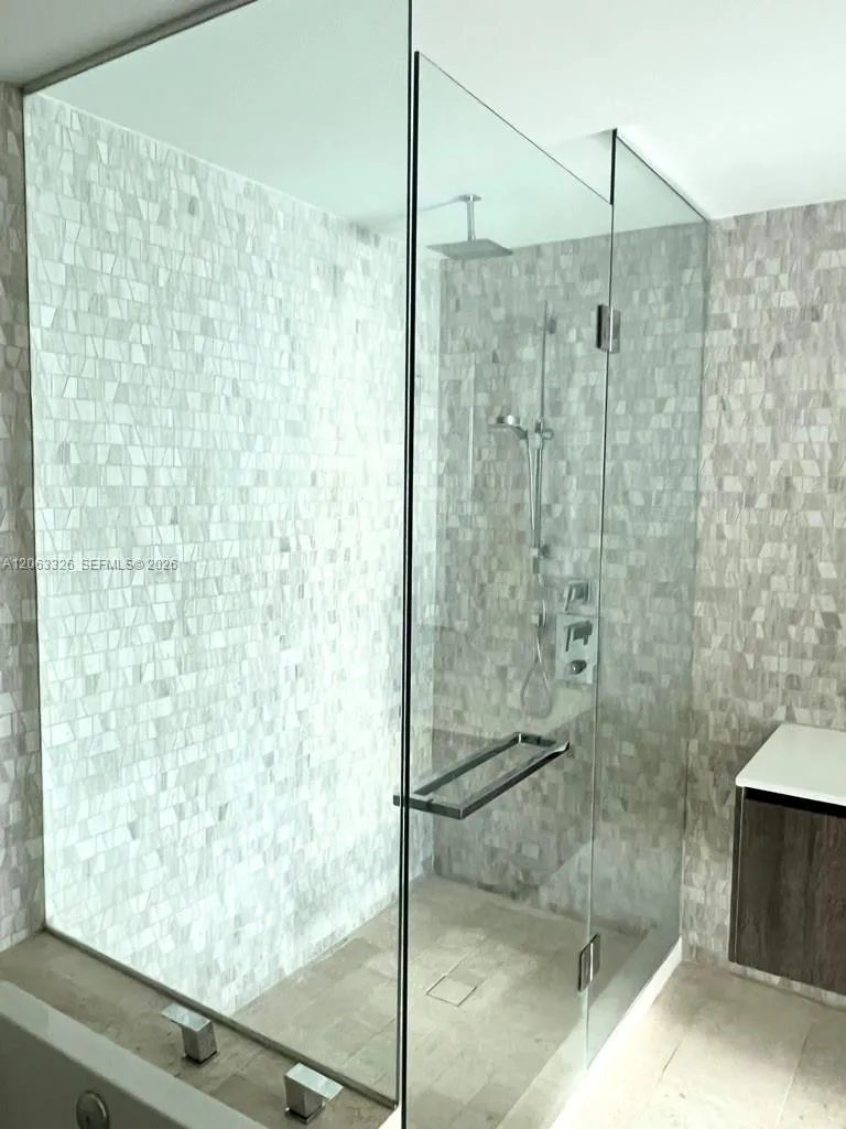 68 SE 6th St #3810 Miami, FL 33131