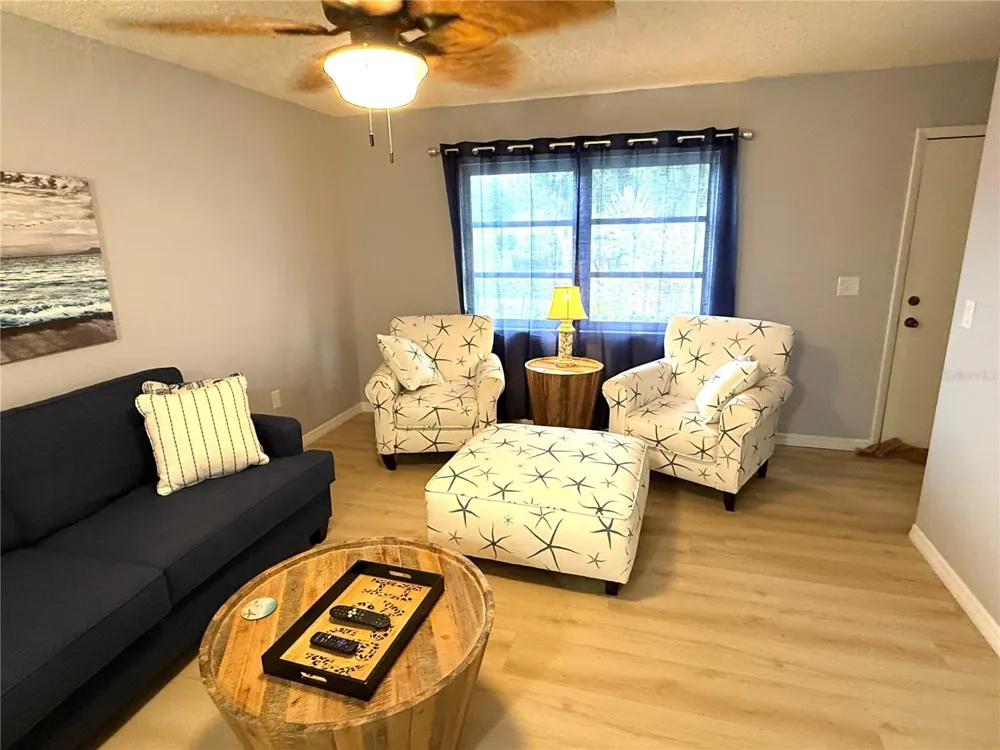 390 301 BOULEVARD W #1B Bradenton, FL 34205