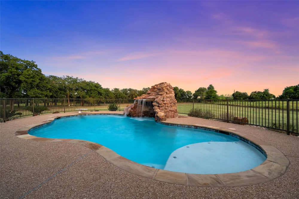 225 County Road 423 Lorena, TX 76655