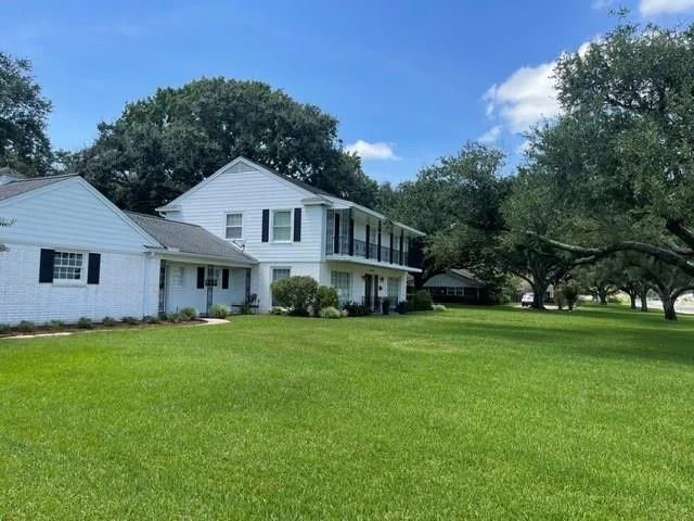 2503 Meadow Lane El Campo, TX 77437