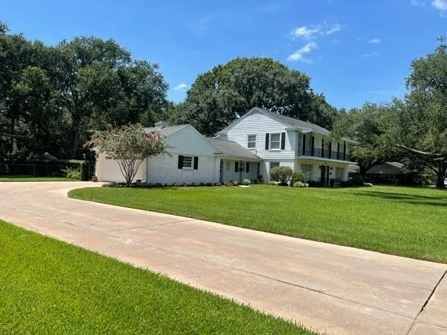 2503 Meadow Lane El Campo, TX 77437