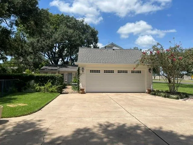 2503 Meadow Lane El Campo, TX 77437