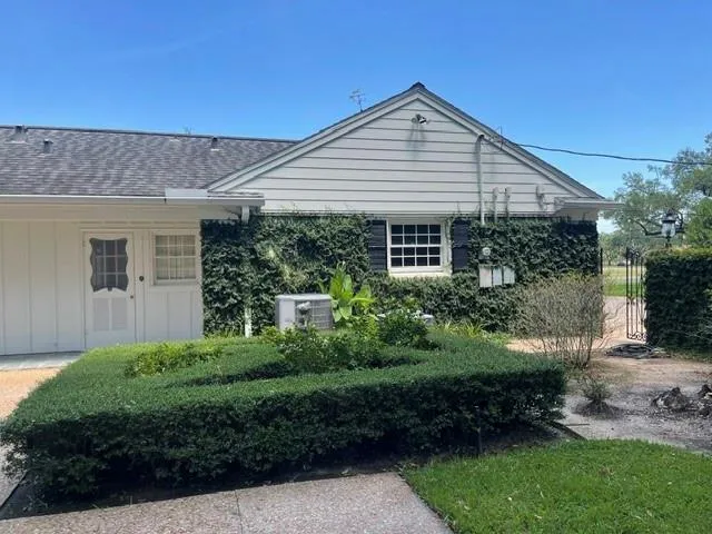 2503 Meadow Lane El Campo, TX 77437