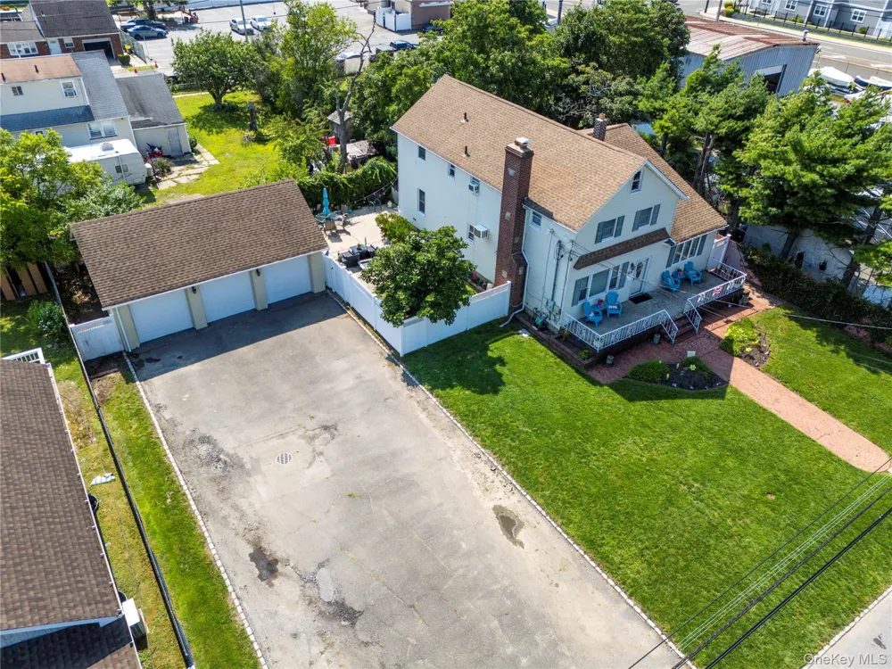 619 S 6th Street Lindenhurst, NY 11757
