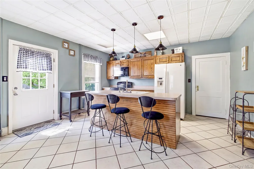 619 S 6th Street Lindenhurst, NY 11757