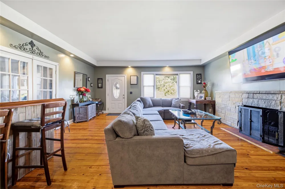 619 S 6th Street Lindenhurst, NY 11757