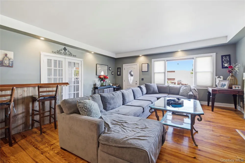 619 S 6th Street Lindenhurst, NY 11757