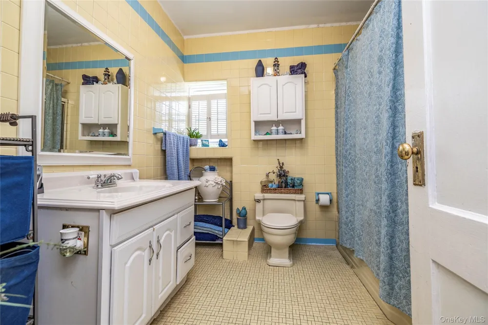 619 S 6th Street Lindenhurst, NY 11757