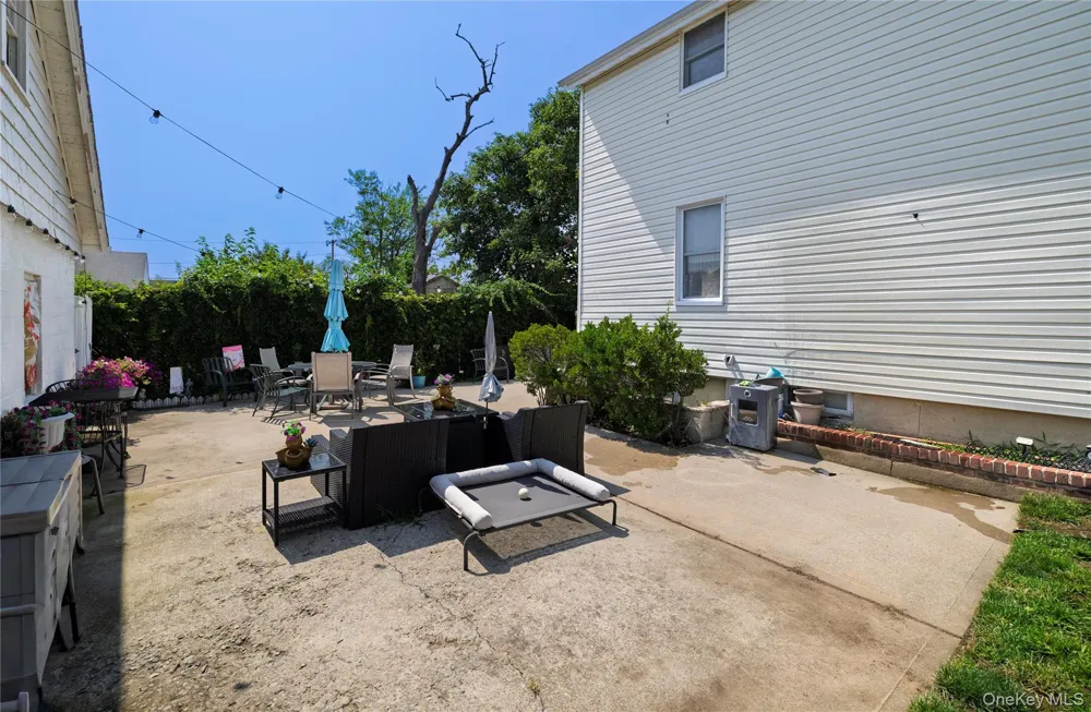 619 S 6th Street Lindenhurst, NY 11757