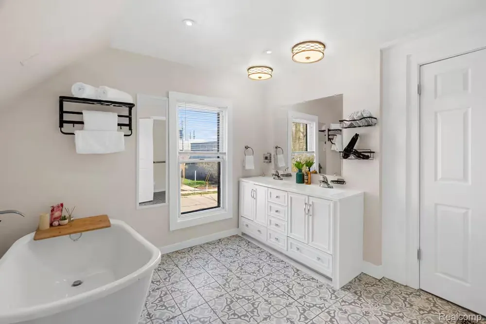 119 Moores River Drive Lansing City, MI 48910