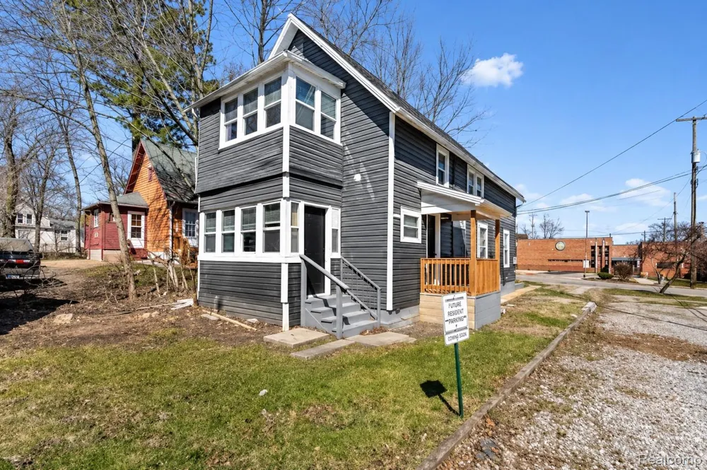 119 Moores River Drive Lansing City, MI 48910