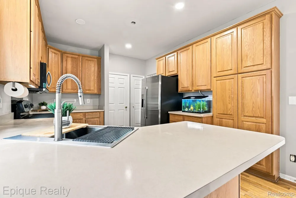 43144 Emerson Way Novi City, MI 48377
