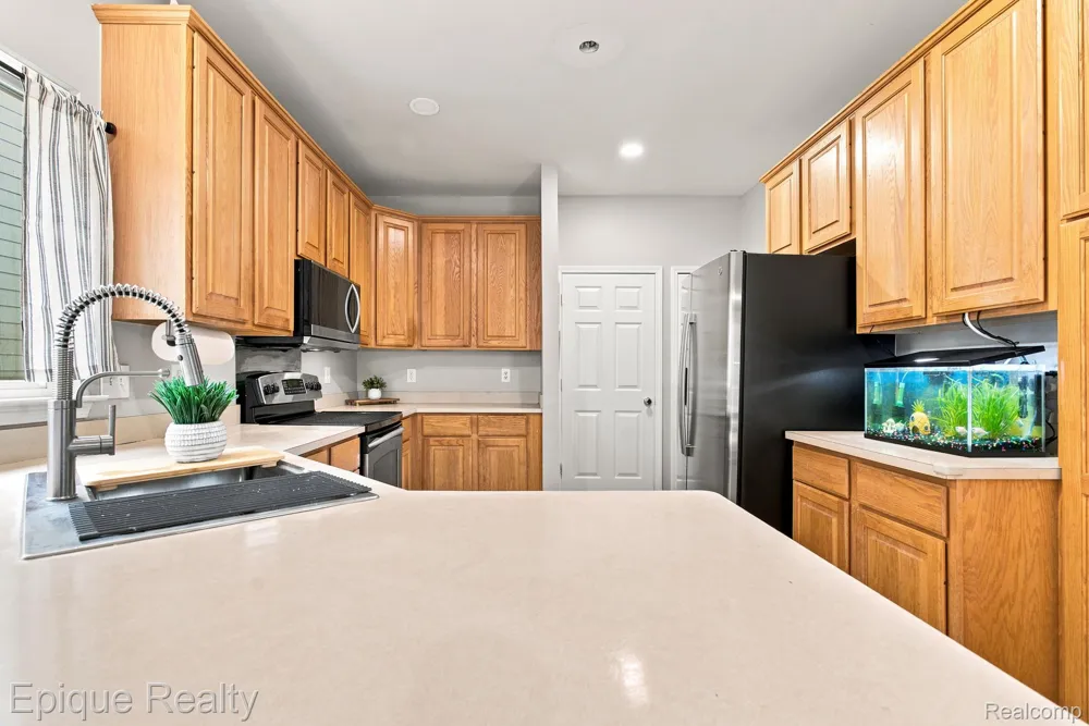 43144 Emerson Way Novi City, MI 48377