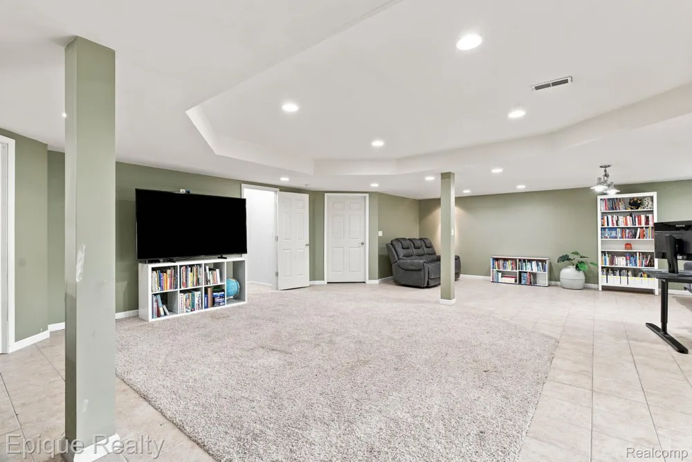 43144 Emerson Way Novi City, MI 48377