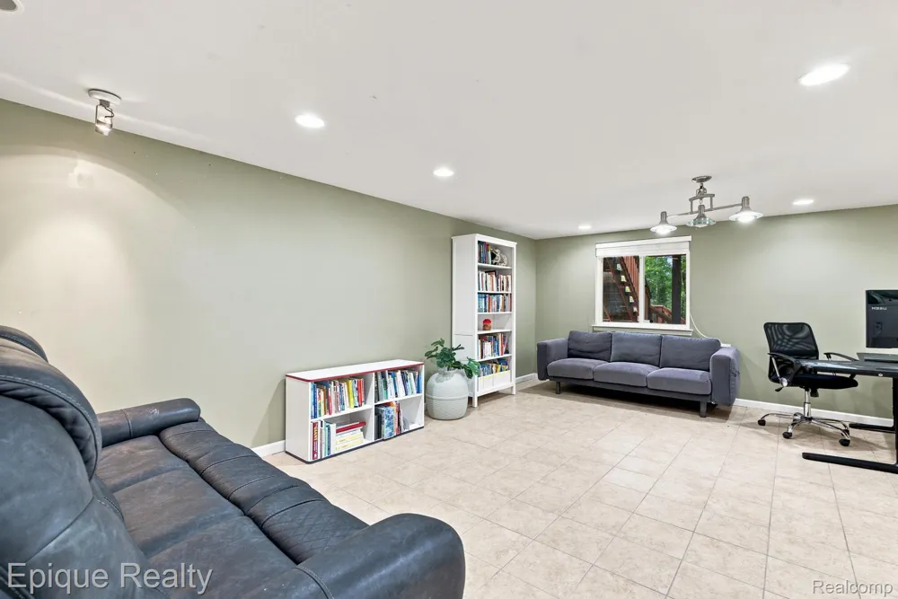43144 Emerson Way Novi City, MI 48377