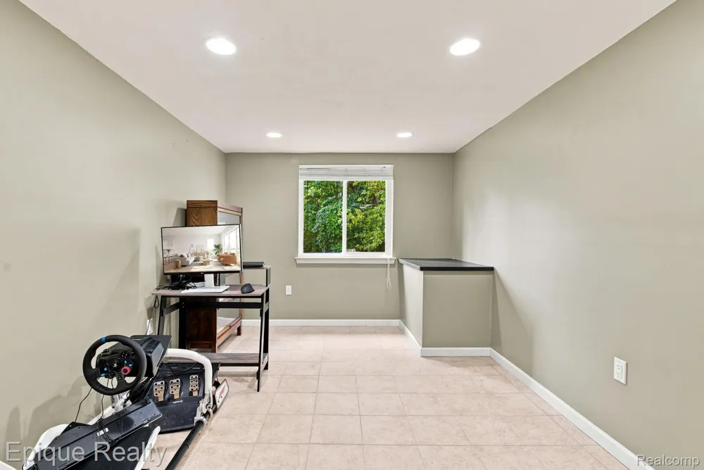43144 Emerson Way Novi City, MI 48377