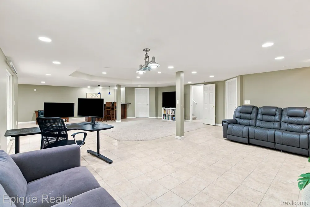 43144 Emerson Way Novi City, MI 48377