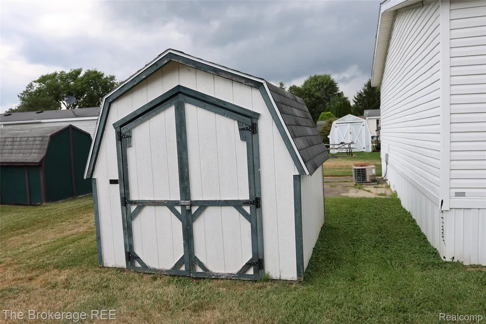 93 Woodcrest Swartz Creek City, MI 48473
