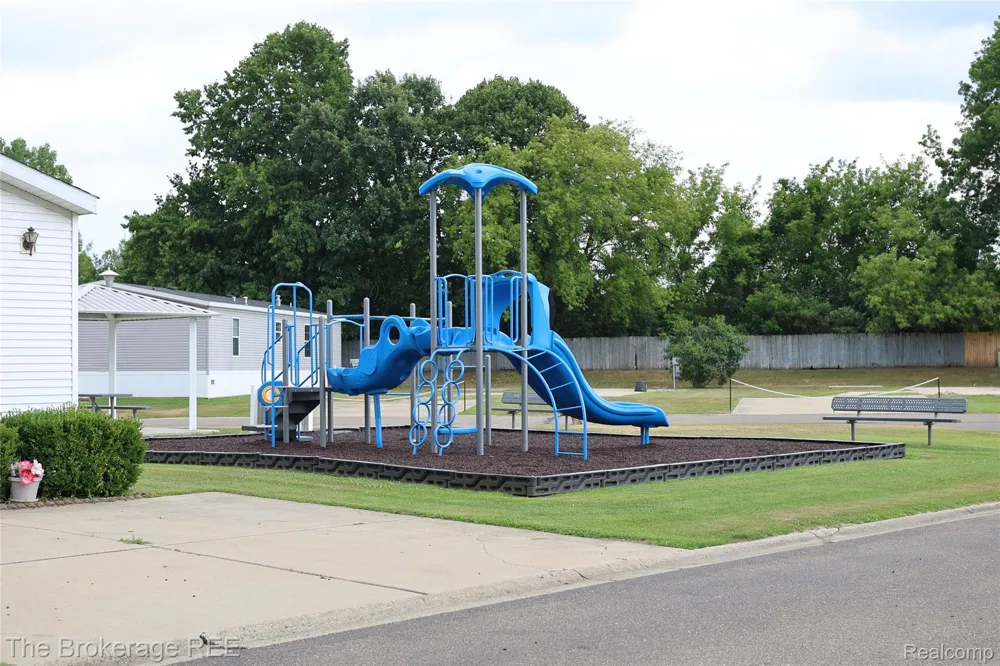 93 Woodcrest Swartz Creek City, MI 48473