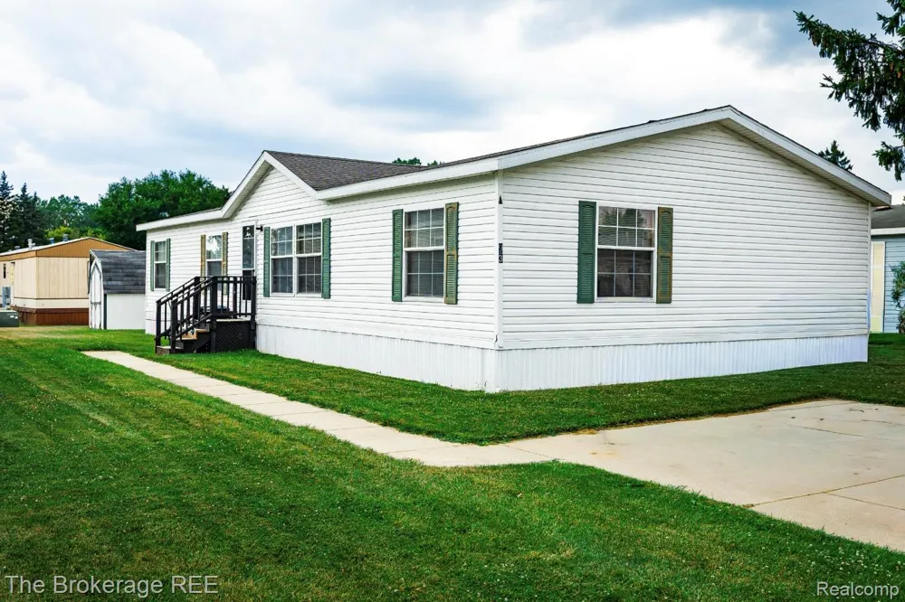 93 Woodcrest Swartz Creek City, MI 48473