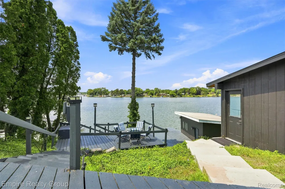 53 Potter Drive Belleville City, MI 48111