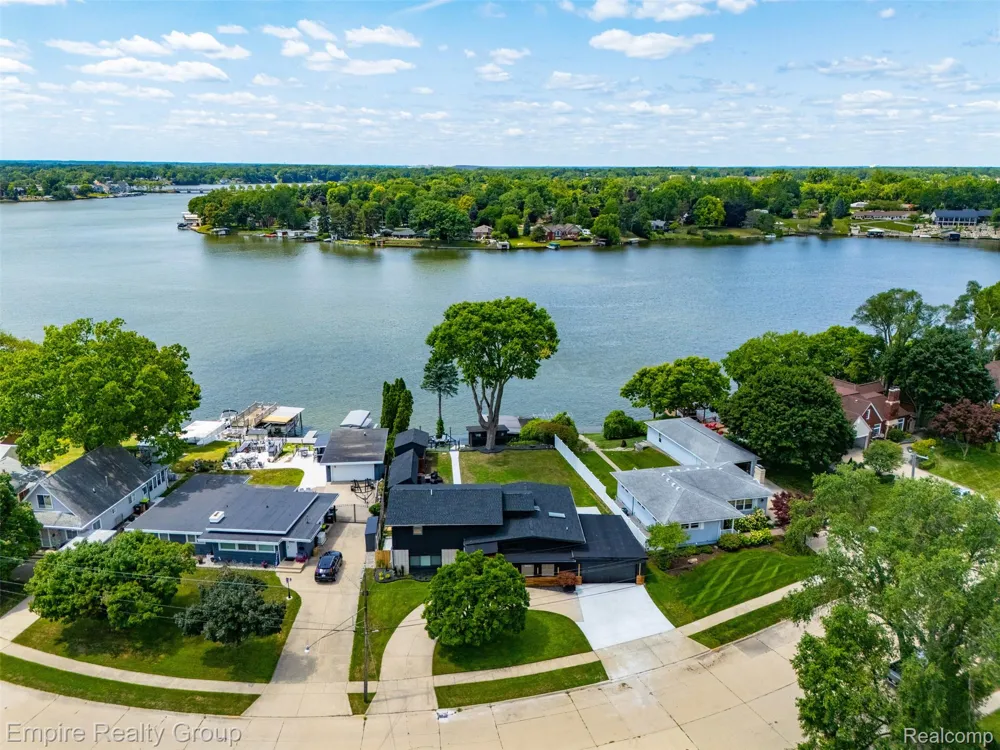 53 Potter Drive Belleville City, MI 48111