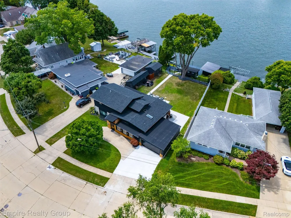 53 Potter Drive Belleville City, MI 48111