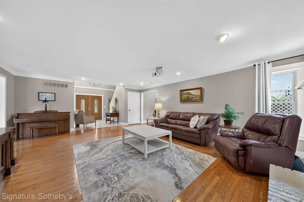 5133 Allison Drive Troy City, MI 48085