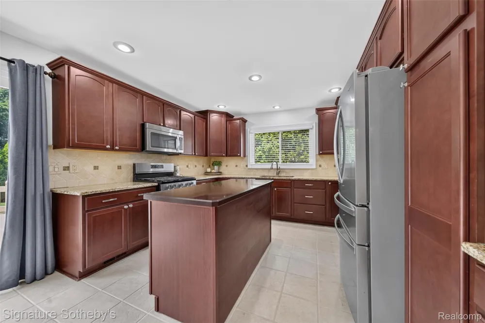 5133 Allison Drive Troy City, MI 48085