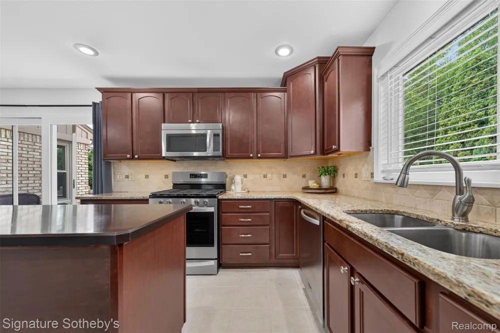 5133 Allison Drive Troy City, MI 48085