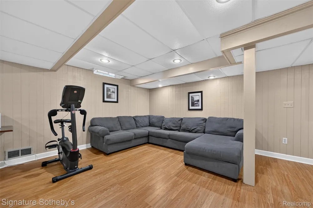 5133 Allison Drive Troy City, MI 48085