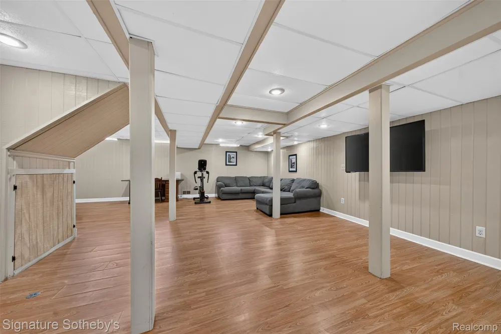 5133 Allison Drive Troy City, MI 48085