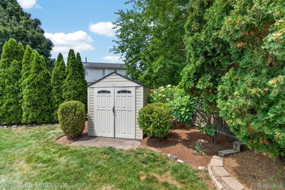 5133 Allison Drive Troy City, MI 48085