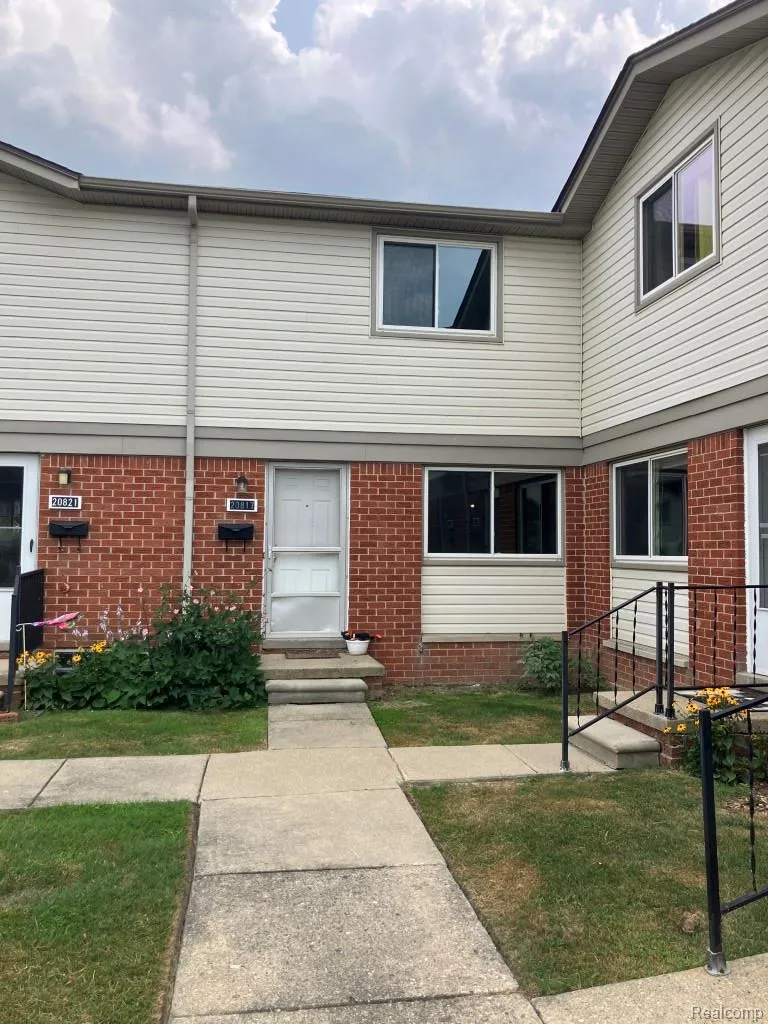20817 Washington Roseville City, MI 48066