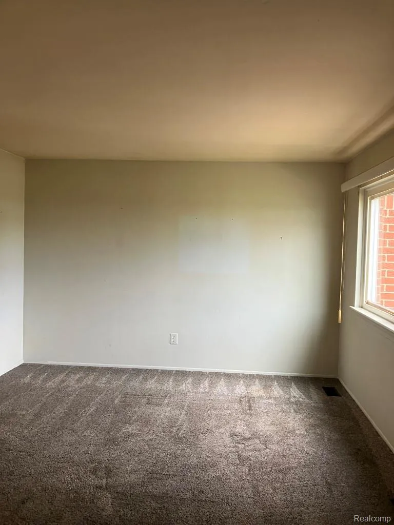 20817 Washington Roseville City, MI 48066