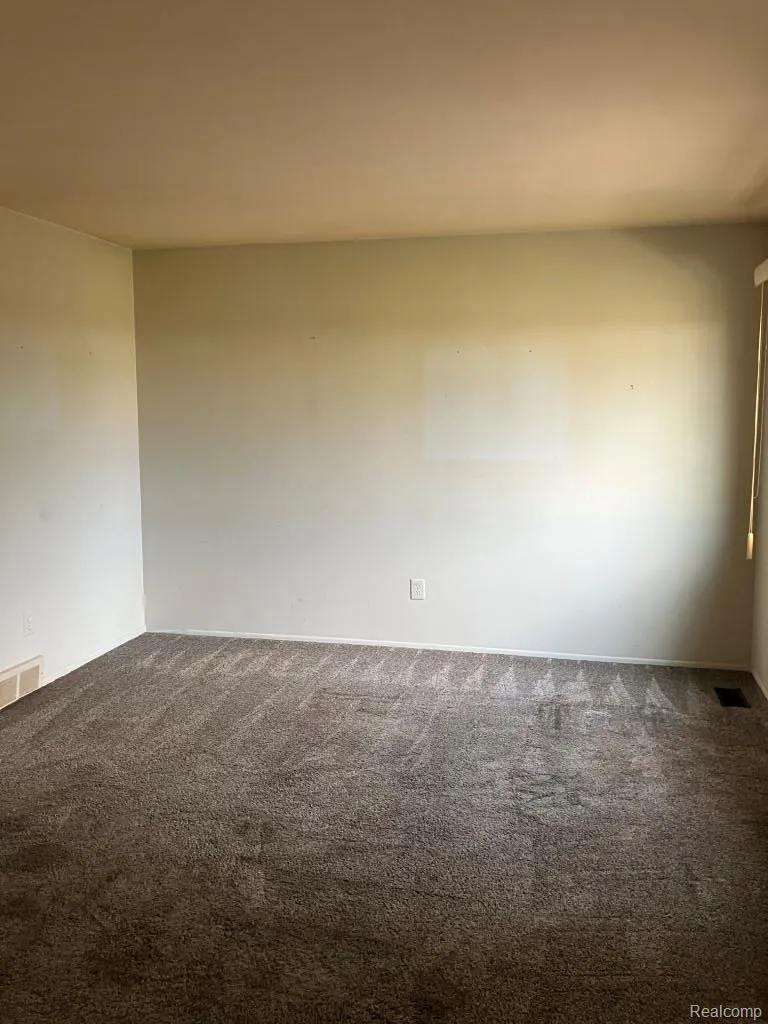 20817 Washington Roseville City, MI 48066